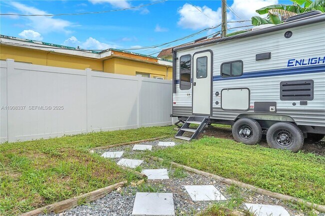 Building Photo - 6036 Polk St