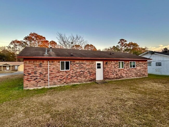 Building Photo - Moss Point 3 Bedroom