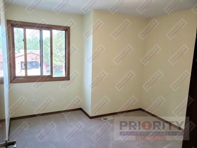 Building Photo - 3 bedroom, 2.5 bath Single-Family Home