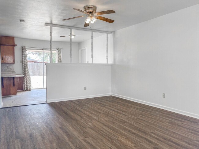 Building Photo - Pre-Leasing - 3 bed 2 bath