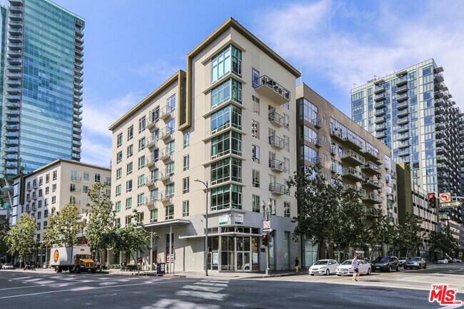 Building Photo - 645 W 9th St