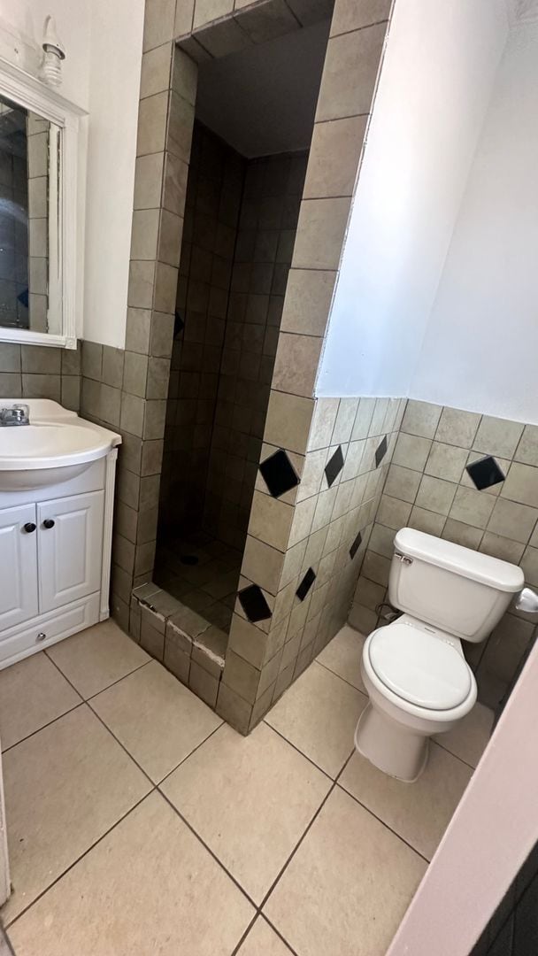 Building Photo - 3 BEDROOMS 2 BATHROOMS HOUSE AVAILABLE FOR...