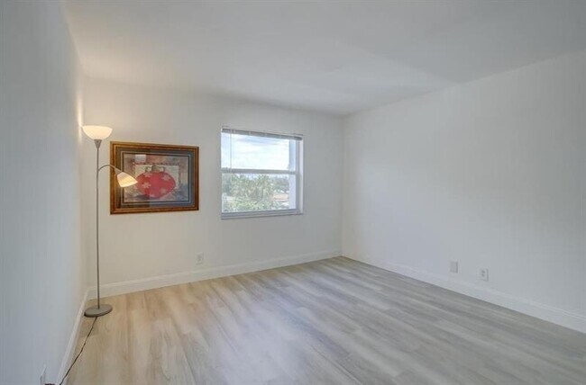 Building Photo - 3040 NE 16th Ave