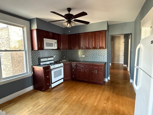 Building Photo - 4112 W Wellington Ave