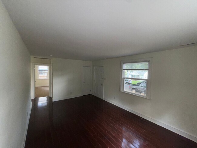 Building Photo - Beautiful renovated 3 bedroom 2 full bath ...