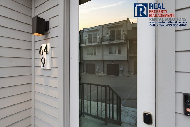 Building Photo - HALF OFF FIRST MONTHS RENT! Lovely 2BR/1.5BA end unit condo 5 mins from Downtown Nashville, washe...