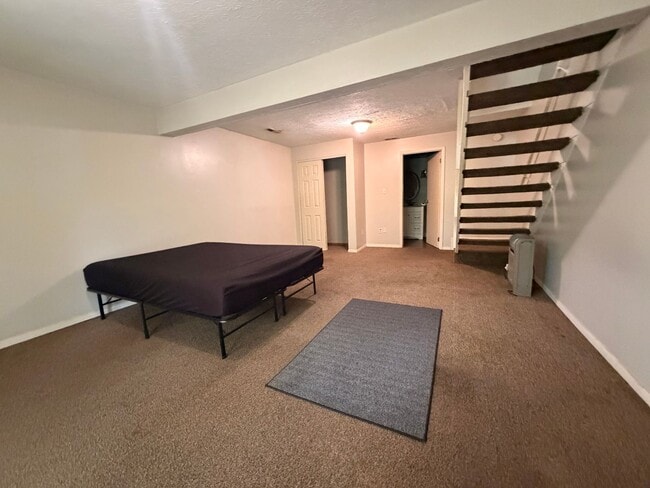 Building Photo - Great 3 bed 2.5 Bath on South Side of Bloomington!