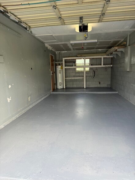 Building Photo - 2960 NE 43rd Pl