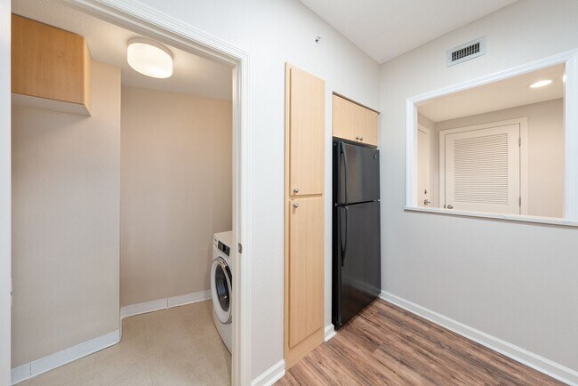 Building Photo - Downtown Orlando One Bedroom with Lake Eola View * * Modernized Waverly Condo