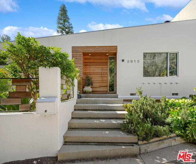 Building Photo - 2615 La Cuesta Dr