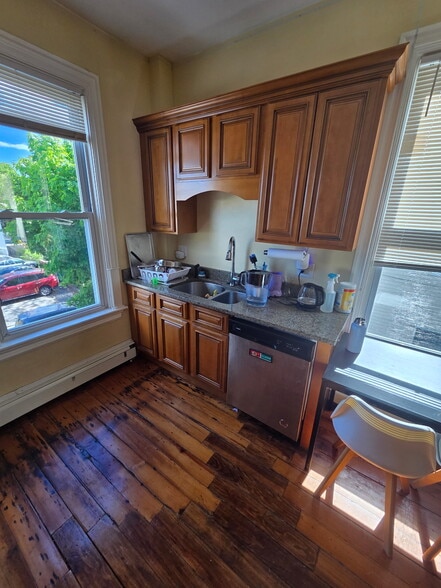 Building Photo - 123 Vinton St