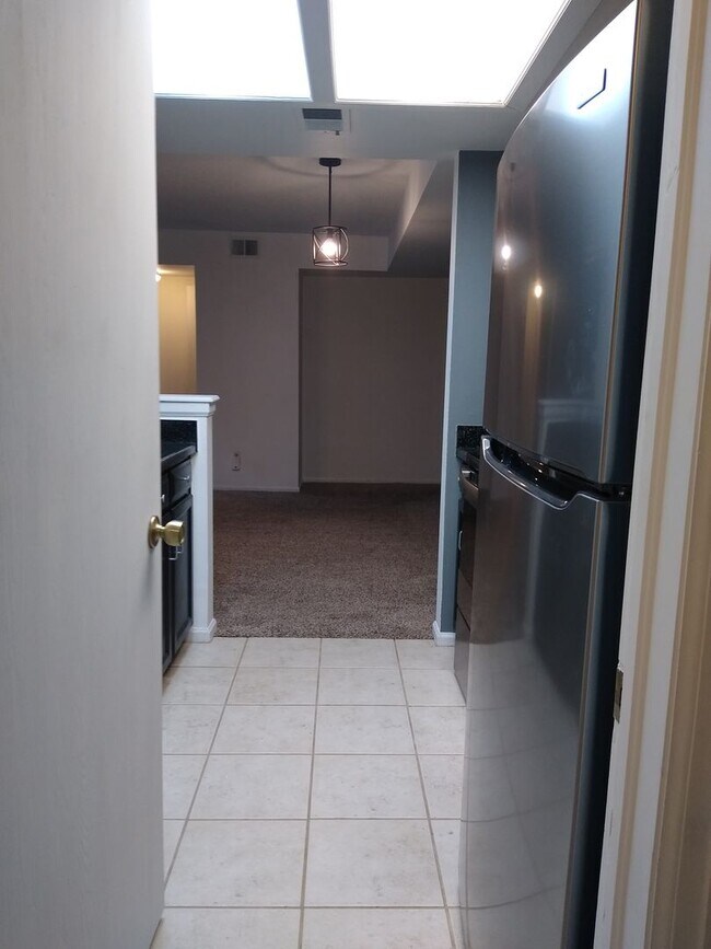 Building Photo - Awesome 2 Bedroom 2 Bath Condo w/ Garage P...