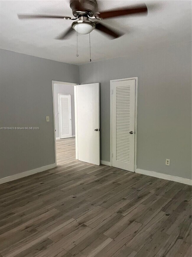 Building Photo - 8415 Crespi Blvd