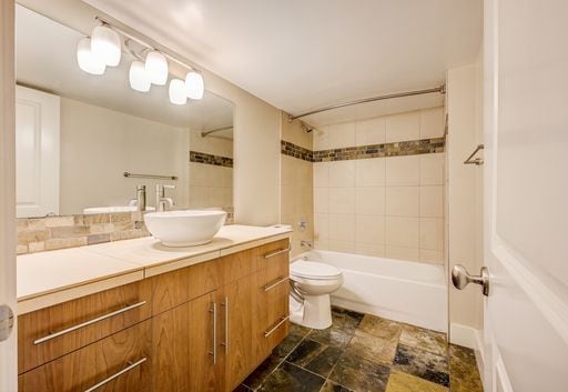 Building Photo - Treat yourself to $1000 off your first months rent with this darling one bedroom in Queen Anne.