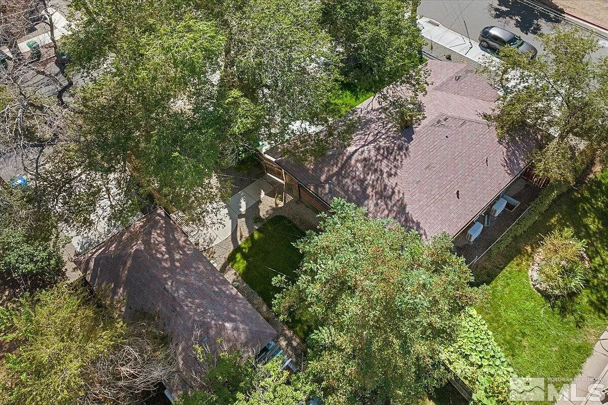 bldg on left is studio w yard between houses - 609 W 11th St