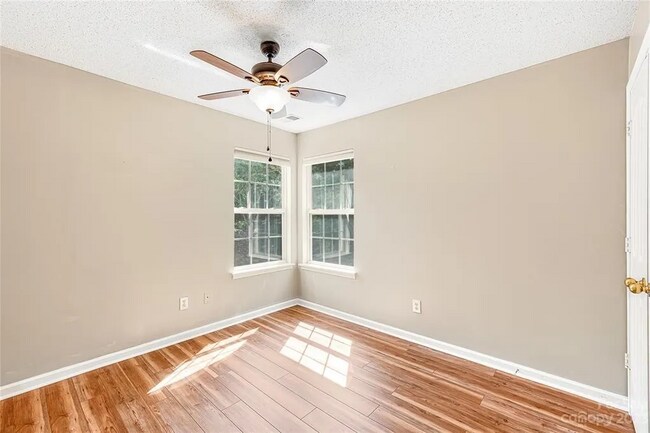 Building Photo - 5649 Winslow Ave NW