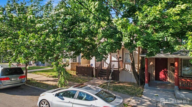Building Photo - 181 Hale St