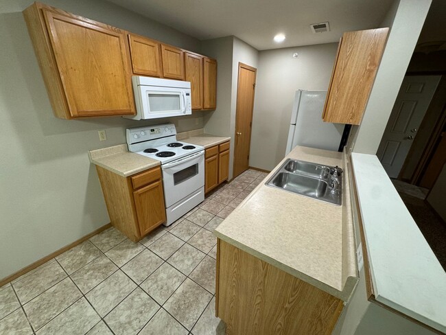 Building Photo - 2 bedroom 2 bath apartment at Parkwood Apa...