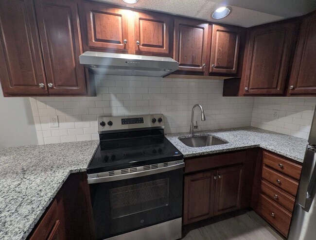 Building Photo - Renovated 1-Bedroom Apartment in Troy – Pe...