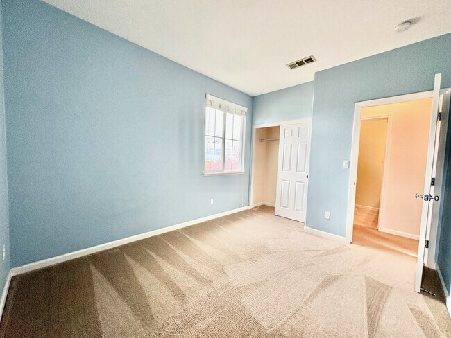 Building Photo - 50% off your first month’s rent move-in special! Spacious 4BR / 2.5BA Home in Pittsburg