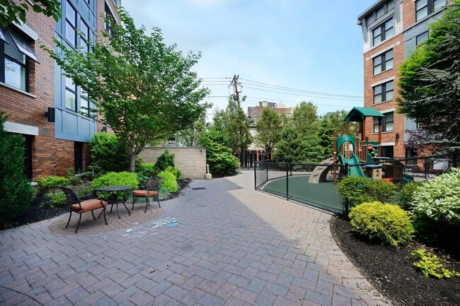 Building Photo - 619 Adams St