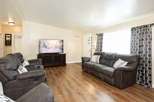 Building Photo - 500 Rancheros Dr