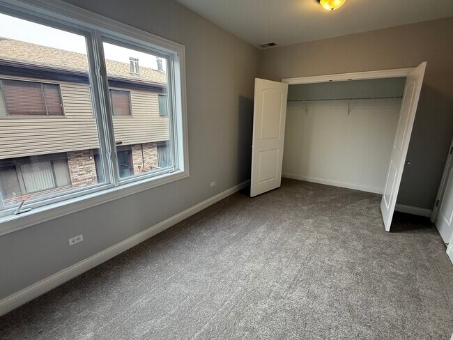 Building Photo - 7006 W Medill Ave