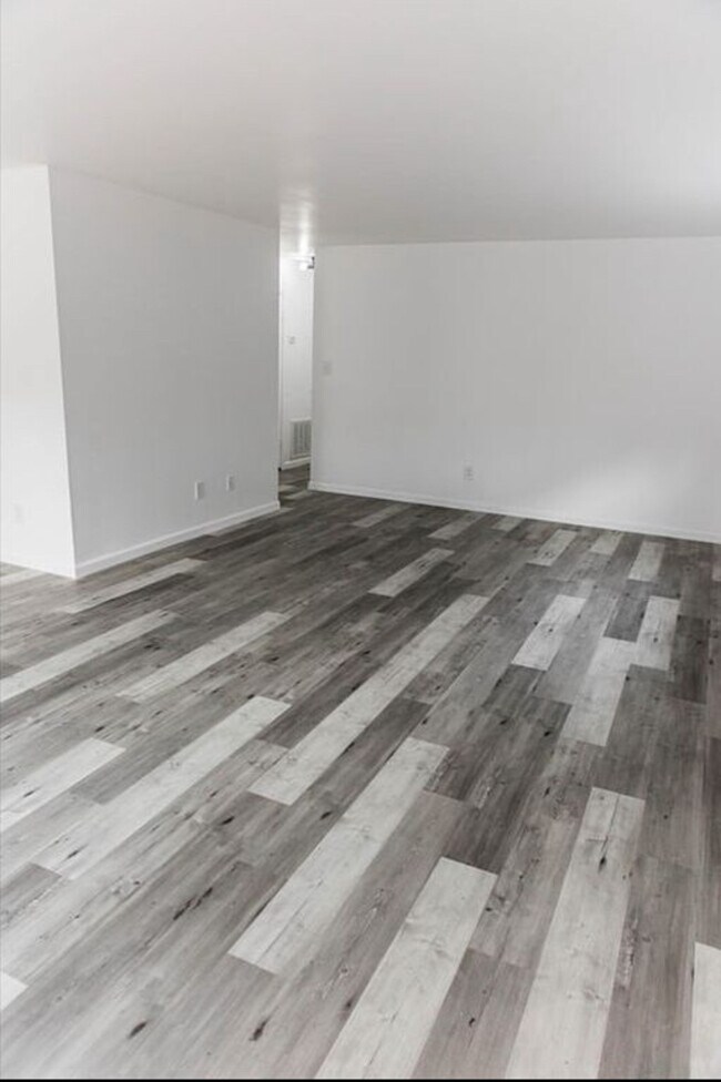 Building Photo - Condo - furnished private bedroom with shared bathroom