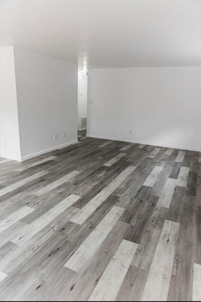 Building Photo - Condo - private Main bedroom with private ensuite bathroom