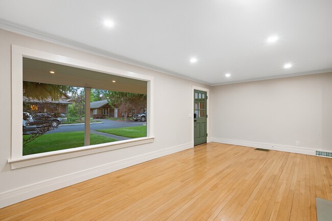 Building Photo - Charming Downtown Home!