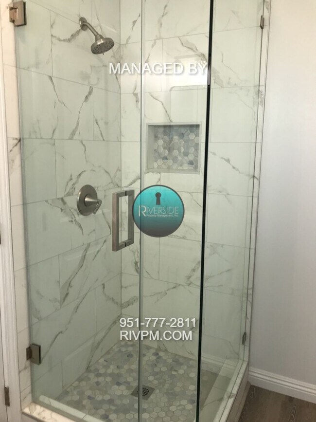 Building Photo - Tastefully remodeled home in a great Centr...