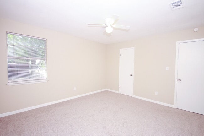Building Photo - Updated 3BR/2BA Home with New Flooring & F...