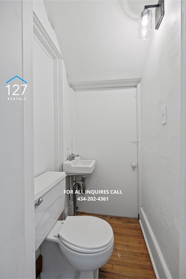 Building Photo - Updated 2 BR/1.5 Duplex with large back yard
