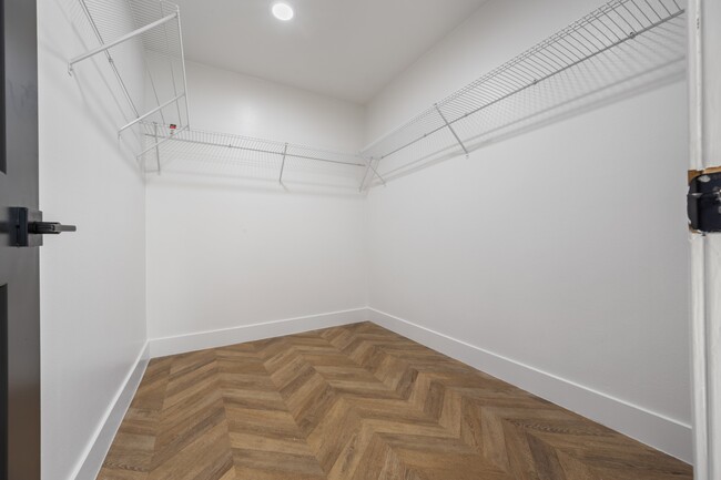 Building Photo - 5916 Walnut Ave