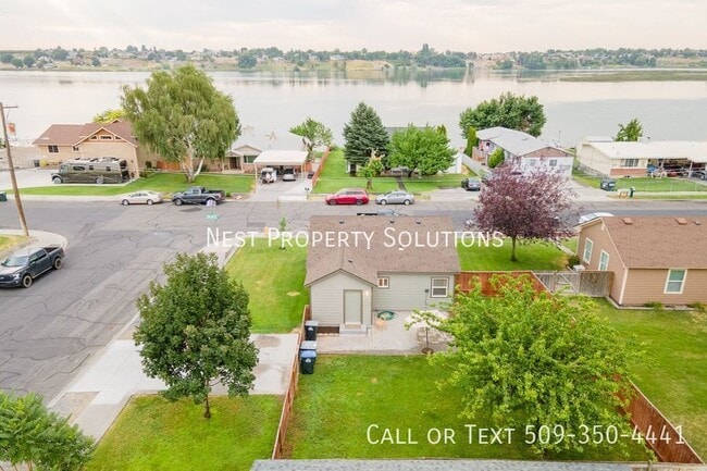 Building Photo - 3004 W Lakeside Dr