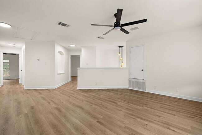 Building Photo - 1221 Boerne Dr