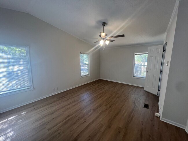 Building Photo - LEASING NOW FOR OCTOBER 2025!