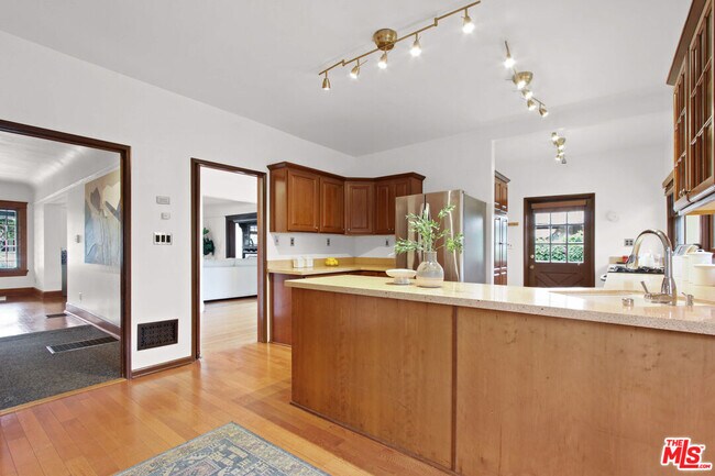 Building Photo - 1616 W 25th St