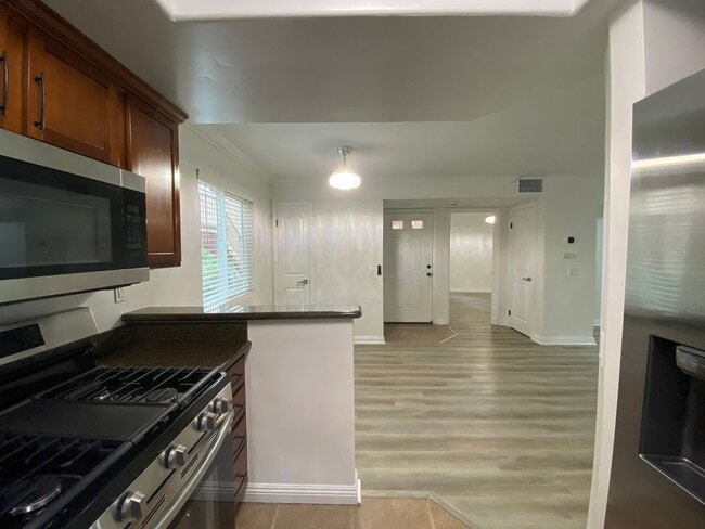 Building Photo - Beautifully Renovated 1-Bedroom Condo in R...