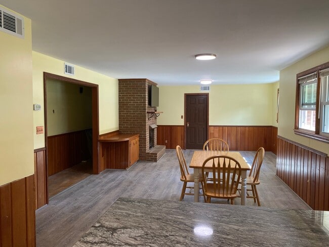 Building Photo - 146 Rosedale Cir