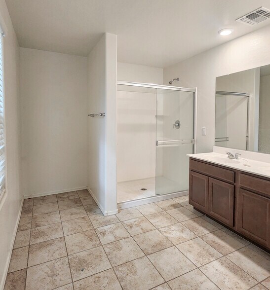 Main Bedroom Bath - 1347 W Pinkley Ave