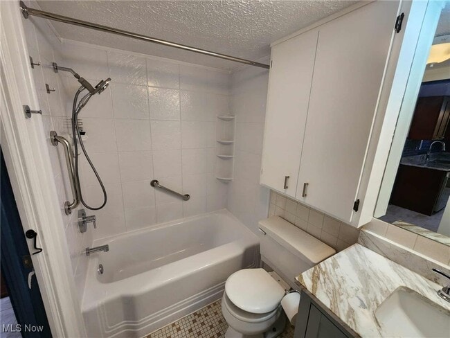 Building Photo - 6960 Carriage Hill Dr