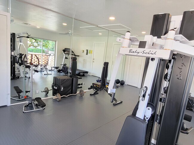 Building Photo - 1340 NE 28th Ave