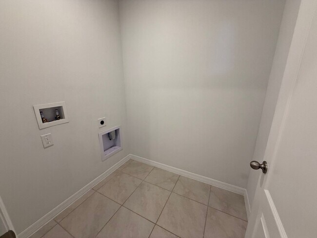 Building Photo - 4/2 Groveland Home
