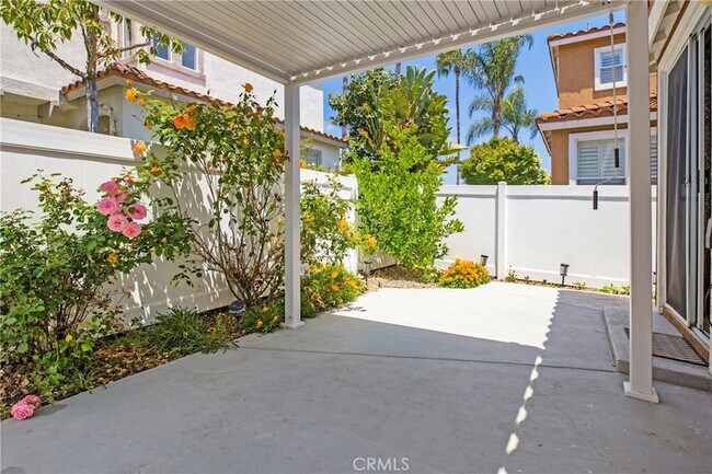 Building Photo - 201 Las Flores