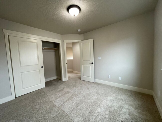 Building Photo - Lovely North Plains 4Bd 2.5Ba Home with Ja...