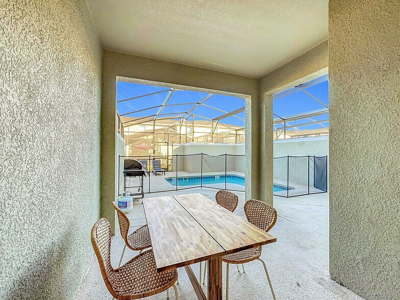 Building Photo - 2701 Scrapbook St