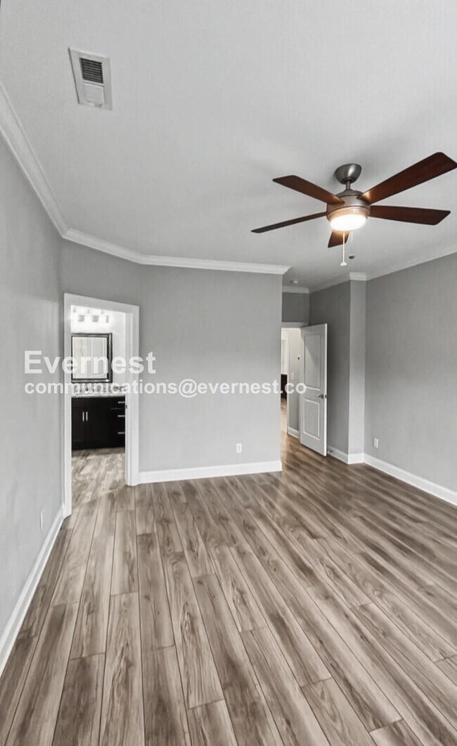 Building Photo - 3 Bed, 2 Bath Home with Garage / Pet-Friendly / Available Now!