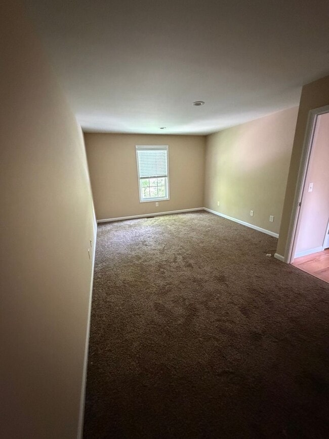 Building Photo - 2 Bedroom / 2 Bath Johnson City, TN 37604