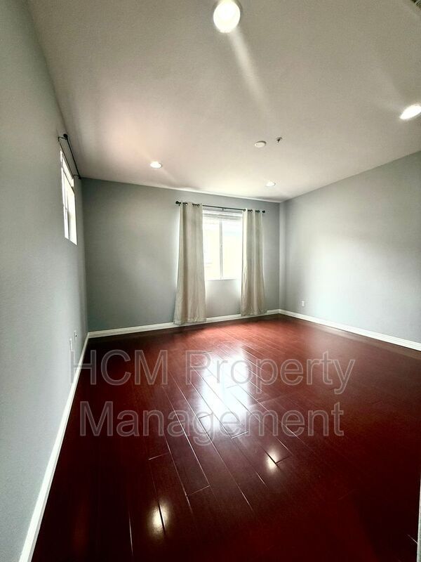 Building Photo - 301 N Navarette Pl